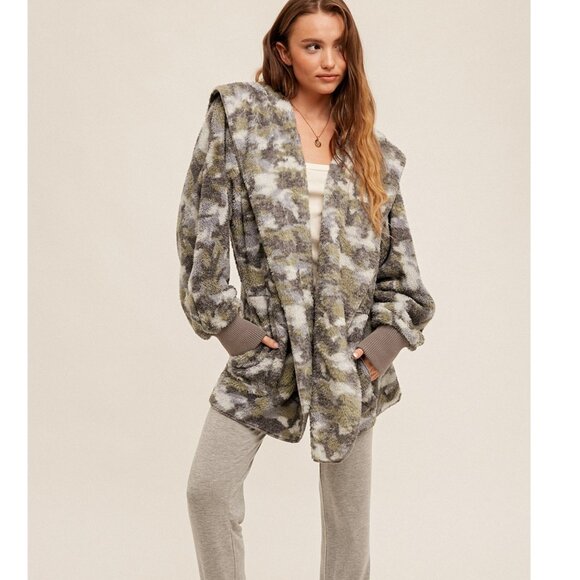 NEW Boutique Hooded Camo Teddy Jacket Cozy Sherpa Fleece Weekend Furry Soft Warm - Picture 4 of 6